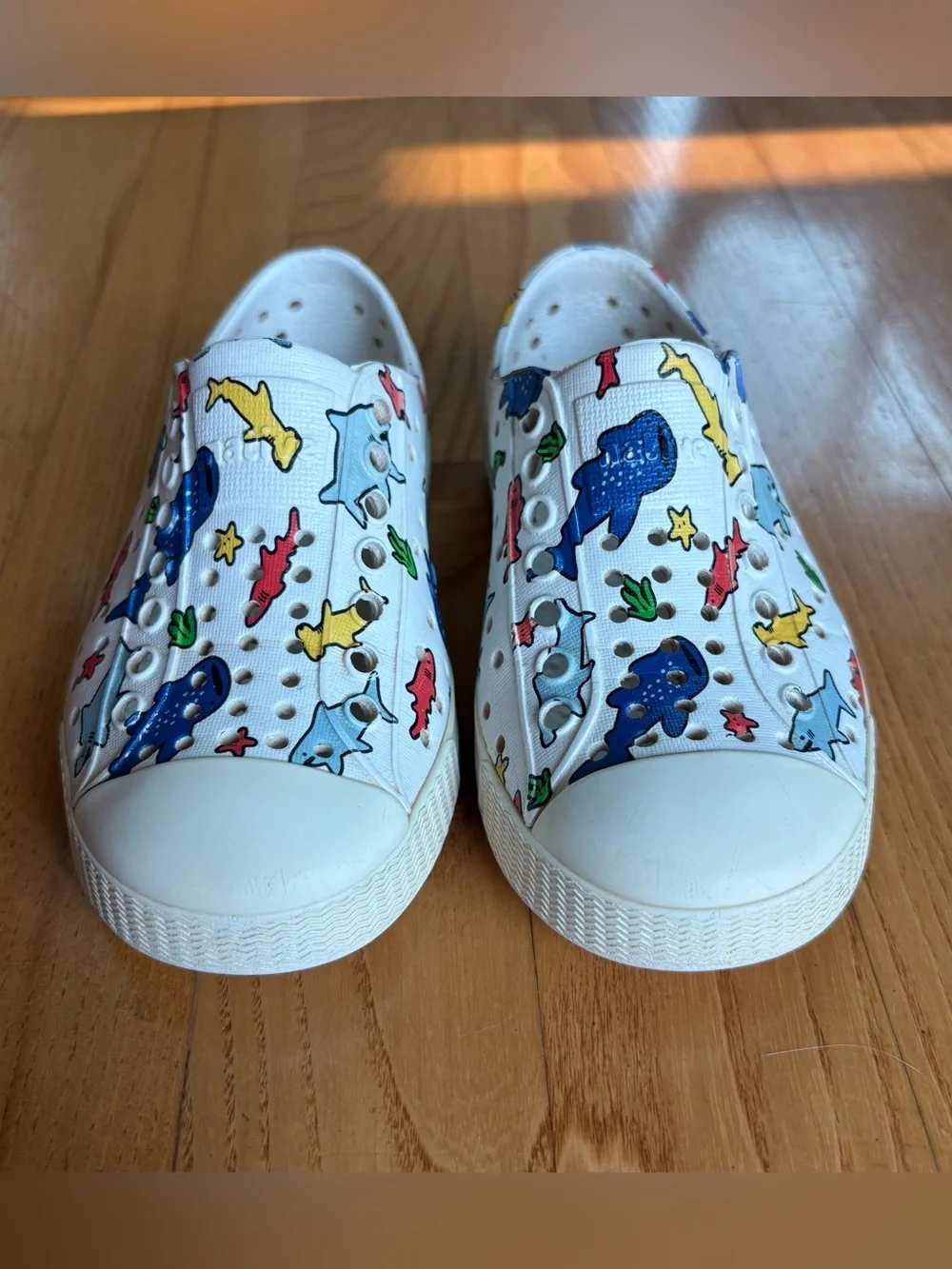 Native Jefferson slip-on sneakers Sugarlite Little Boys white Shark Shoes Sz C8